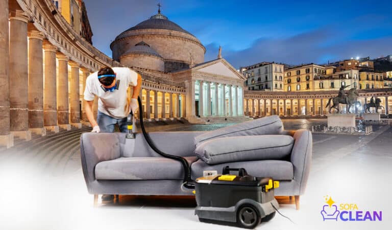 Operatore Sofa Clean durante la pulizia di un divano a domicilio a Napoli con macchinari professionali ed ecologici