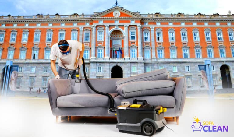 Tecnico Sofa Clean mentre esegue la pulizia divani a domicilio a Caserta